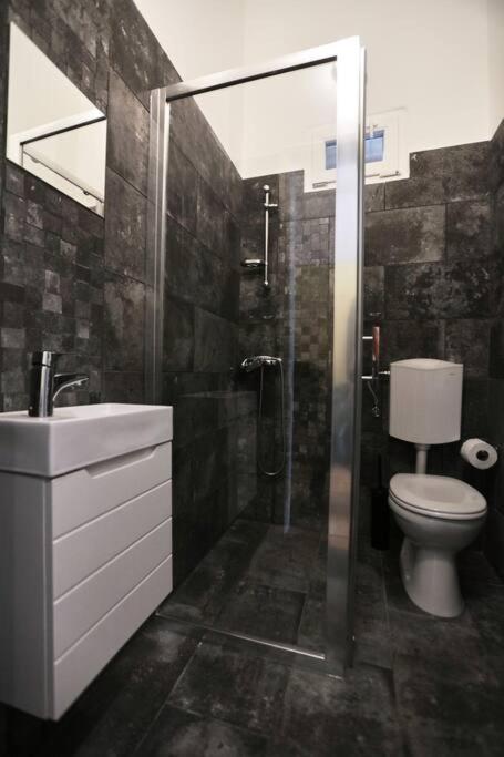 Unwind In Style W Sauna Dsgn 2Br Home 布达佩斯 外观 照片