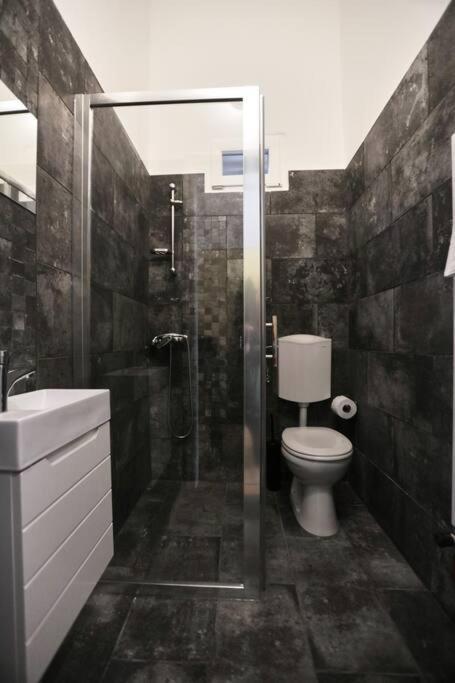 Unwind In Style W Sauna Dsgn 2Br Home 布达佩斯 外观 照片