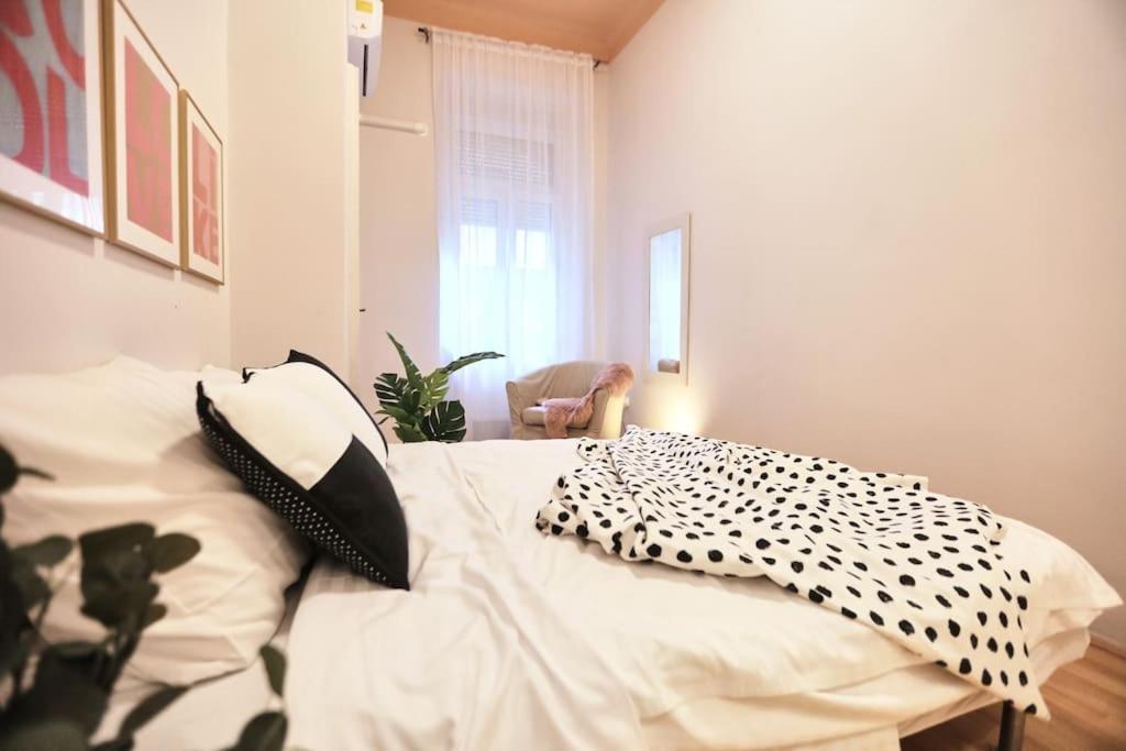 Unwind In Style W Sauna Dsgn 2Br Home 布达佩斯 外观 照片