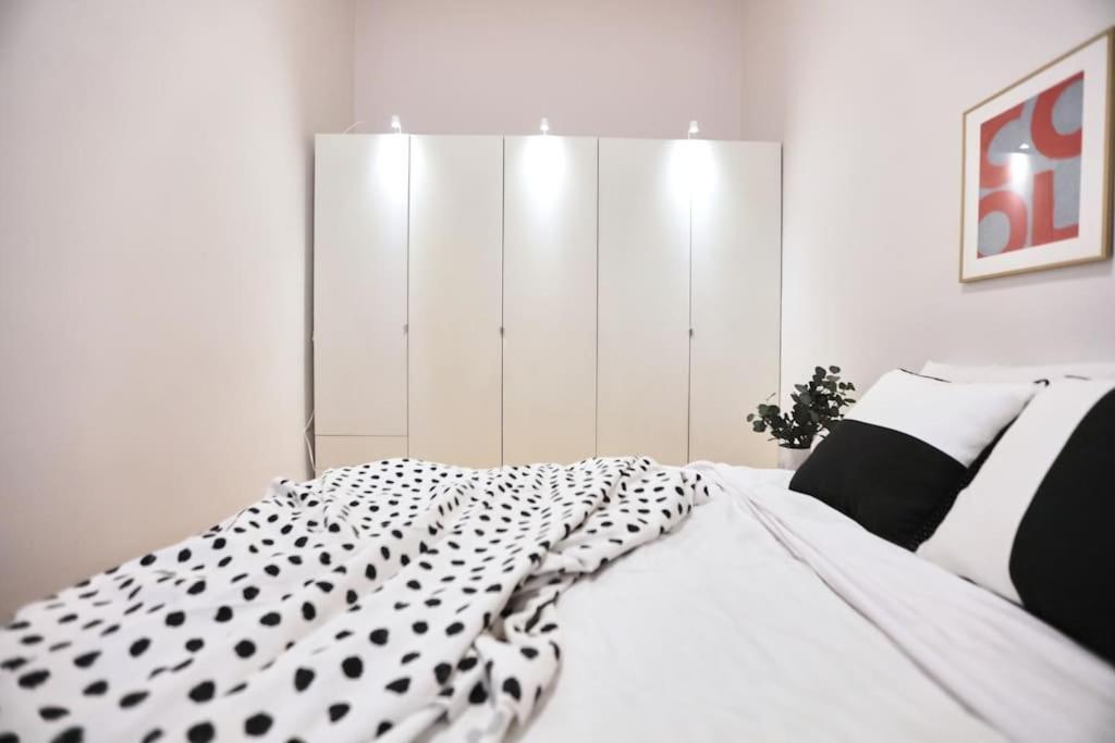 Unwind In Style W Sauna Dsgn 2Br Home 布达佩斯 外观 照片