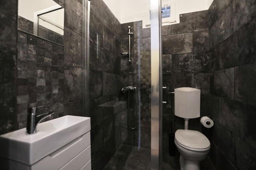 Unwind In Style W Sauna Dsgn 2Br Home 布达佩斯 外观 照片