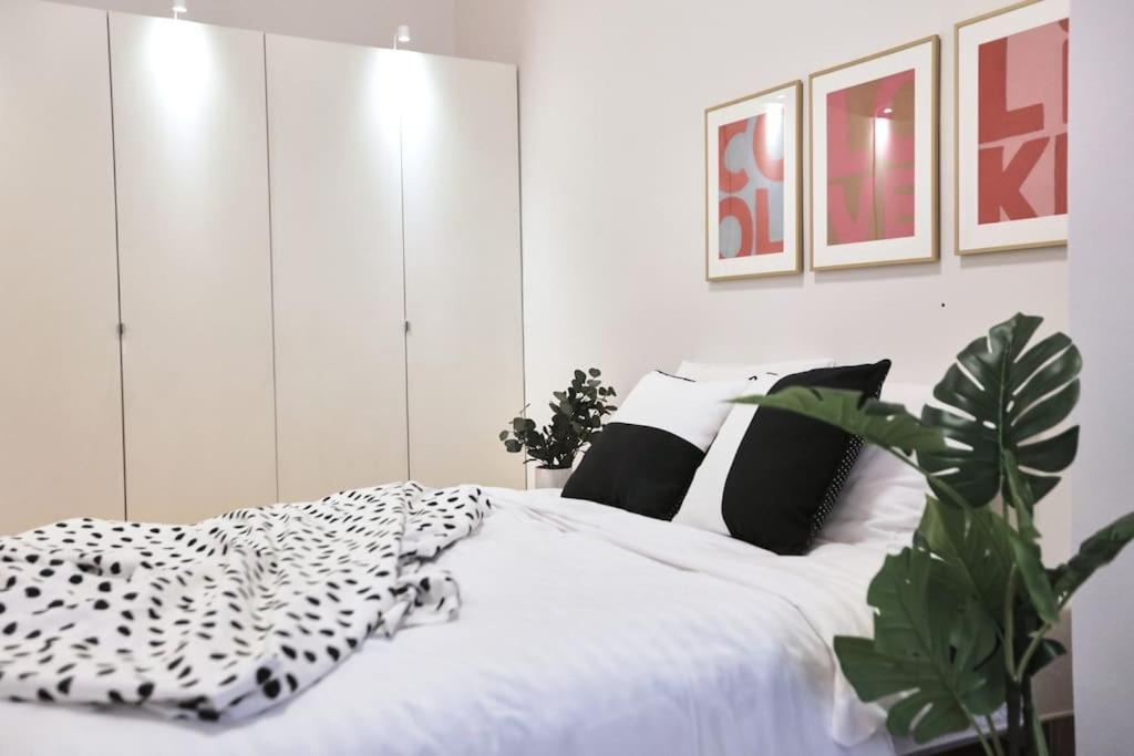 Unwind In Style W Sauna Dsgn 2Br Home 布达佩斯 外观 照片