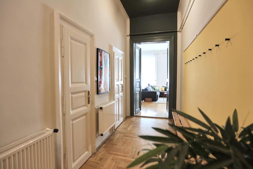 Unwind In Style W Sauna Dsgn 2Br Home 布达佩斯 外观 照片
